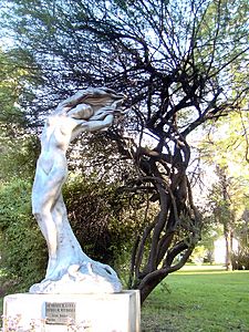 Botanischergarten-statue.jpg